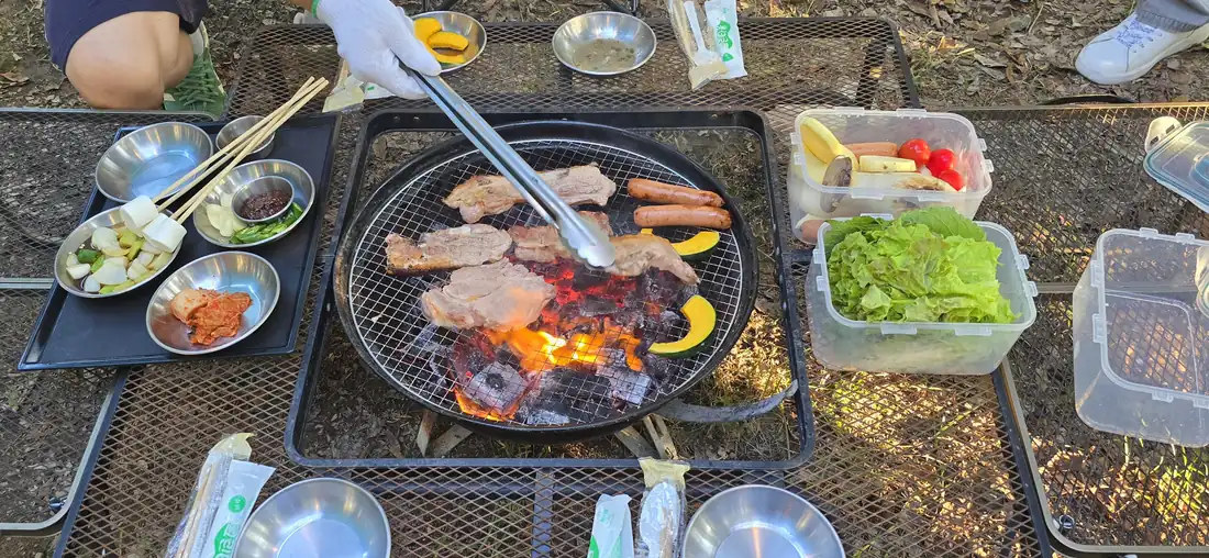 야외 숯불 바베큐 세팅